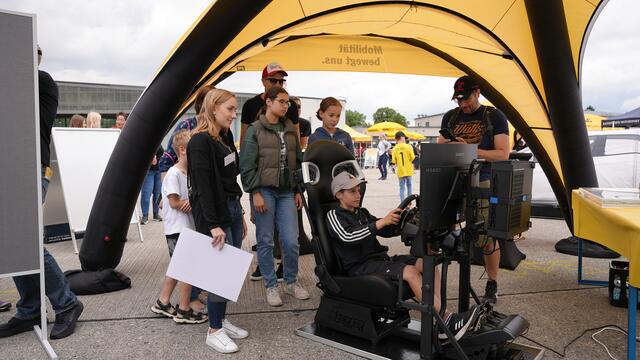 Die Fahrsimulatoren beim Tag der offenen Tür im ADAC Testzentrum Mobilität waren stets von jung und alt umlagert.  | Foto: C by ADAC/Karin Leisner