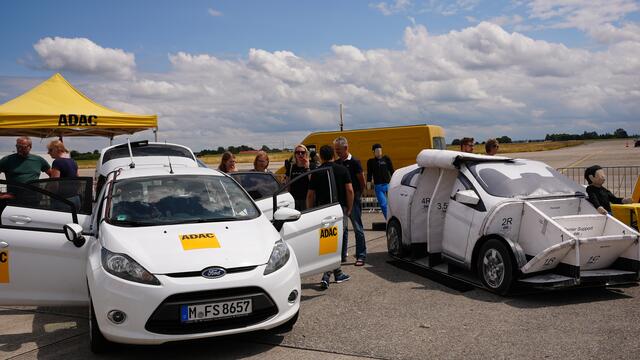 Das Team der ADAC Fahrsicherheit zeigte Notbrems-Assistenten und die bei Tests verwendeten „Balloon“-Cars (rechts).  | Foto: C by ADAC/Karin Leisner