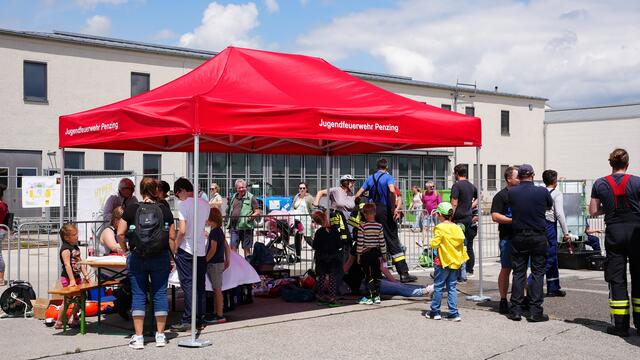 Die Jugendfeuerwehr Penzing hatte eigene Angebote für jüngere Besucher.  | Foto: C by ADAC/Karin Leisner