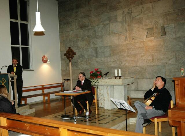 Die Begrüßung durch Parrer Marcus Maiwald in seiner Kirche zur Lesung "Engelsbegegnungen" mit Stefan Barcsay im November 2009