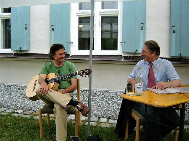 Dieses Bild entstand 2009 im Stockerhof in Naichen bei der ersten Diechterlesung zur Ausstellung "Schweinkram". Es war heiß.......
