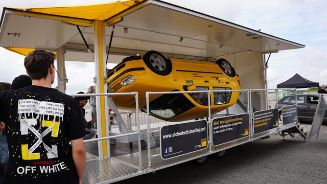 Wie es sich in einem Auto nach einem Überschlag anfühlt, zeigte der ADAC Südbayern mit seinem Simulator. 

 | Foto: C by ADAC/Karin Leisner
