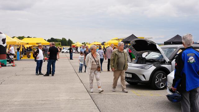 Mehrere tausend Besucher kamen auf das weitläufige Gelände des ehemaligen Luftwaffen-Transport-Geschwaders LTG 61 in Penzing.  | Foto: C by ADAC/Karin Leisner