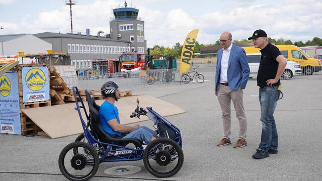 Der Leiter des ADAC Technik Zentrums in Landsberg am Lech, Dr. Ing. Reinhard Kolke (ganz recht), zeigte MdB Michael Kießling (Mitte) ein Elektro-Renn-Fahrzeug für Behinderte.
 | Foto: C by ADAC/Karin Leisner