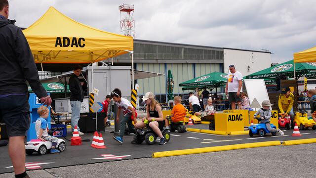 Der Kurs der ADAC Rennmäuse mit ihren Bobby-Cars war ständig umlagert.  | Foto: C by ADAC/Karin Leisner