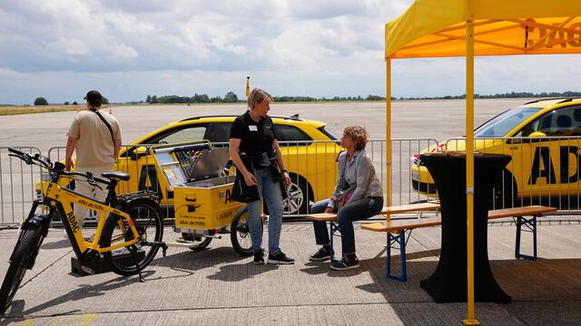 Sonja Lehmann (Bildmitte) vom ADAC Technik Zentrum am Stand, der die Fahrrad-Pannenhilfe des ADAC erläuterte.  | Foto: C by ADAC/Karin Leisner