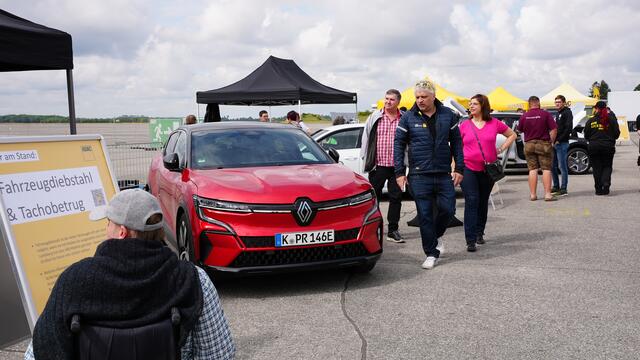 Der Leiter der ADAC Fahrzeugtechnik, Florian Hördegen (vorn), zeigte Besuchern, wie auch moderne Keyless-Autos in Sekundenschnelle geknackt und gestohlen werden können. | Foto: C by ADAC/Karin Leisner