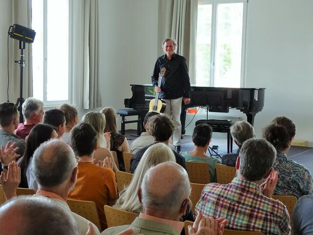 Er freut sich über sein gelungenes und beim Publikum angekommenes Konzert  | Foto: Luis Walter