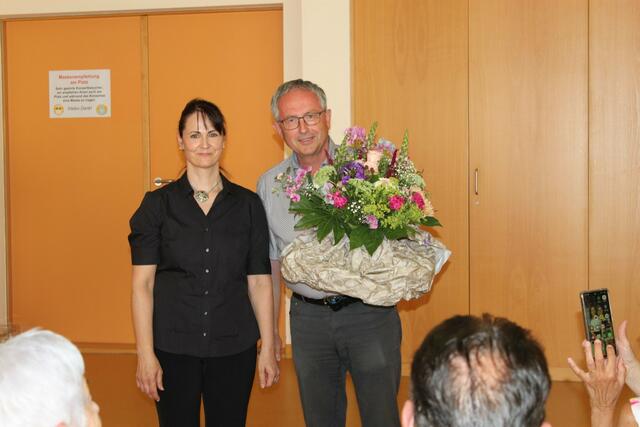 Der 1. Vorsitzende Roman Bauer (rechts) bedankte sich bei Dunja Lettner (links) für Ihre 30jährige Tätigkeit an der Musikschule Wertingen mit einem Blumenstrauß.