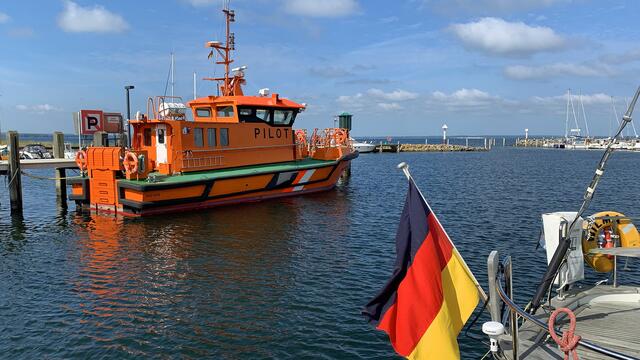 Das Lotsenversetzboot PILOT an seinem Liegeplatz im Hafen von Timmendorf.