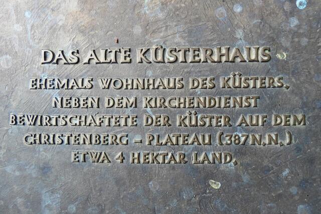 Informationstafel zum alten Küsterhaus.