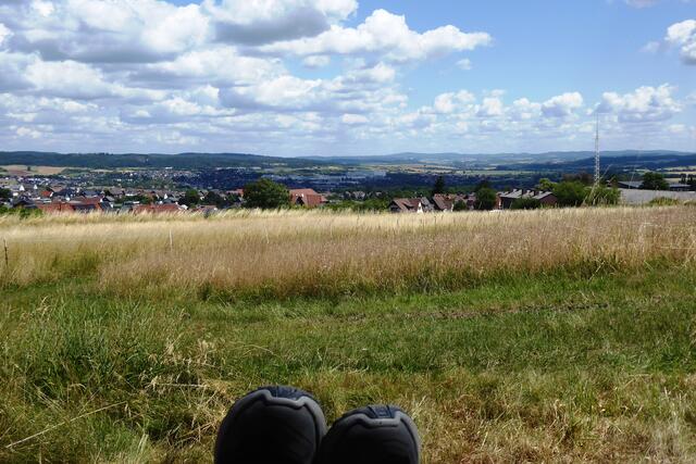 Der Blick zur Gemeinde Allendof (Eder) und weiter das Edertal hinunter.
