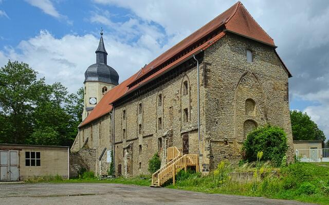 St. Marienkirche in Oberwiederstedt. Der vordere Teil (links im Bild) des 10x60 m großen Kirchengebäudes war für die, aus Hettstedt stammenden  Dominikanerrinnen, ihre Klosterkirche.  Der hintere Teil war der Gemeinde von Oberwiederstedt vorbehalten. Durch einen Durchbruch konnten die Gemeindemitglieder zumindest die, im vorderen Teil  der Kirche durchgeführten Andacht, akustisch verfolgen. Nach der Säkularisierung im 16. Jahrhundert wurde der vordere Teil zur Dorfkirche und der hintere Teil  zu einer Scheune umgebaut. | Foto: Gerd Horenburg