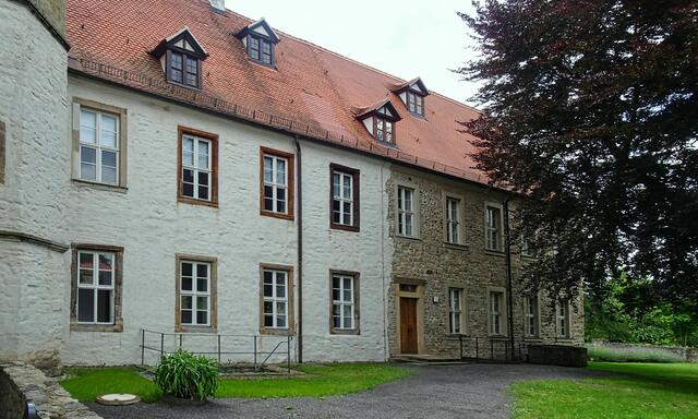 der Westflügel des Schlosses der Freiherren von  Hardenberg in Oberwiederstedt, der unverputzte Teil des Westflügels wurde in den 80 er Jahren abgerissen. 1988 bildete sich eine Bürgerinitiative zum Erhalt der Schlossanlage. Dadurch konnte ein weiterer Abris  des desolaten ehem. Schlosses verhindert werden.  | Foto: Gerd Horenburg