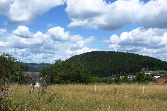 Hier der Blick zum Burgberg mit der Kellerburg.