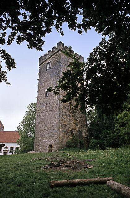 Blieb erhalten: der mächtige Bergfried.