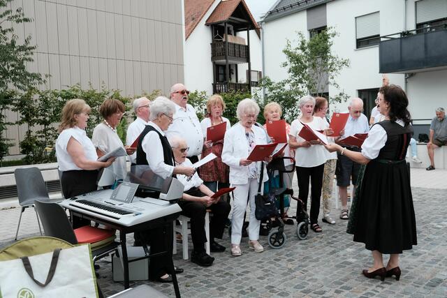 Heidi Schreiber und das „Senioren Singen“ des Freiwilligenzentrum Zebi entführten das Publikum mit alten Kinderliedern in die gute alte Zeit. | Foto: Martina Lutz, Bistum Augsburg