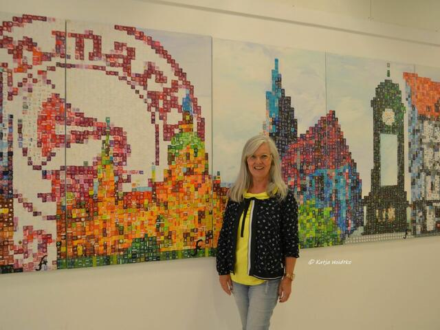 "Hannover wird mit T(ee) geschrieben"

Künstlerin Jutta Ehlers vor dem Panorama der Landeshauptstadt aus Teebeutelzettelchen

(Foto: Katja Woidtke)