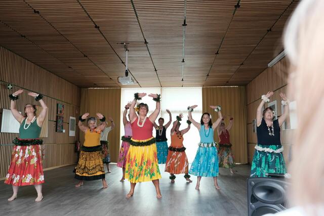 Die Tänzerinnen des „Hula Tanz“ des Gersthofer Freiwilligenzentrums Zebi streckten sich gen Himmel und faszinierten ihr Publikum. | Foto: Martina Lutz, Bistum Augsburg