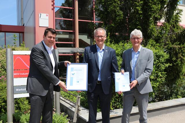 IHK-Regionalgeschäftsführer Jens Walter (Mitte) überreichte die EMAS-Urkunde an die MVV-Geschäftsführer Holger Amberg (links) und Dr. Markus Partik. | Foto: Ingrid Knöpfle 