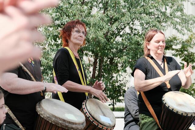 Die Trommelgruppe mit Kulturpädagogin Sonja Poland (rechts) begeisterte die Besucher mit prägnanten und eingängigen Rhythmen. | Foto: Martina Lutz, Bistum Augsburg