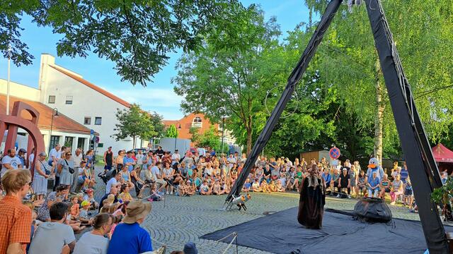 Viele Zuschauer beim Hexentheater.