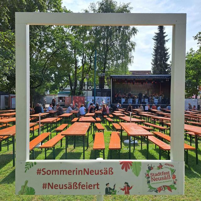Kurz vor Öffnung des Stadtfestes warten schon die ersten Gäste auf den Auftritt der Big Band Blue Notes.
