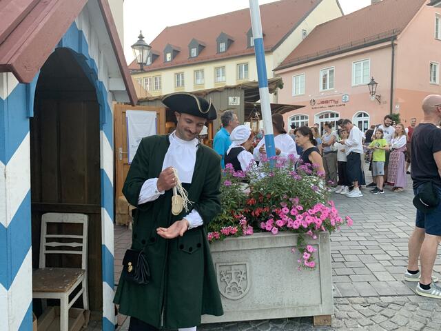 Die Eintrittssiegel hat Oberzöllner Kai im Griff.