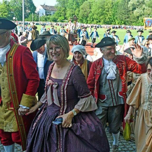 Der große Festzug beginnt. Die französischen Freunde hier mit ihrer Bürgermeisterin und (r.) Ehrenpräsident des französischen Partnerschaftskomitees Christian Desbois. Foto: Manfred Reichenbach.