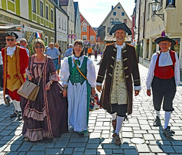 Schlendern mit Bürgermeister und Gastfamilie durch Friedberg. Foto: Manfred Reichenbach.