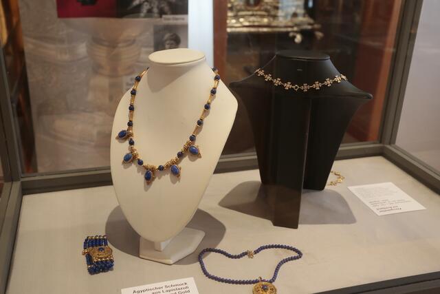 Schmuck, Gold- und Silberarbeiten und Kleider von Kaiserin Elisabeth sind inm Sisi-Schloss in Unterwittelsbach zu bestaunen.  | Foto: Erich Echter