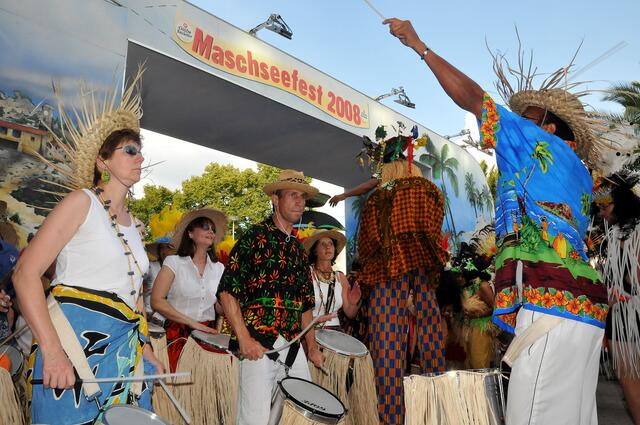 Parade zur Eröffnung des Maschseefestes anno 2008.