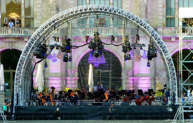 Das Orchester stimmt die Instrumente