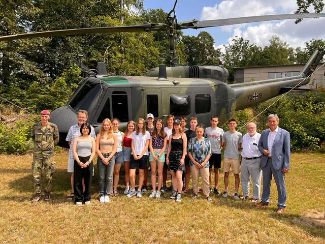 Die Besuchergruppe aus Tschechien  zusammen mit Oberstleutnant Dr. Jan-Hendrik Hartwig (links) und Bürgermeister Charistian Somogyi (rechts) vor der Herrenwaldkaserne in Stadtallendorf. | Foto: Foto: Patrick Seeger Stadtverwaltung Stadtallendorf