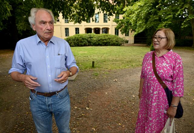 Hausherr Dr. Nicolas W. Fontaine und KI-Vorsitzende Maria Hesse vor dem Rittergut an der Hildesheimer Straße.