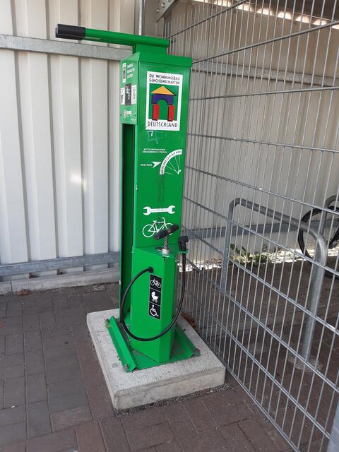 Fahrrad-Reparaturstation am Bahnhof in Burgdorf / Westseite. | Foto: Ein ganz ♥-licher Dank geht an das ADFC-Mitglied R.B. für die Überlassung dieses Bildes.