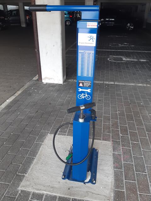 Fahrrad-Reparaturstation am Bahnhof Burgdorf / Ostseite. | Foto: Ein ganz ♥-licher Dank geht an das ADFC-Mitglied R.B. für die Überlassung dieses Bildes.