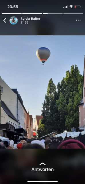 Ein Ballon über Friedberg. Sicherlich war es aus dem Korb ein grandioser Ausblick auf die Friedberger Zeit.  | Foto: Sylvia Baiter