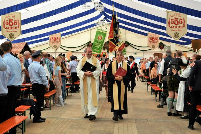 Pfarrer Bernd Leumann und Pfarrer Ernst Sperber hielten einen ökumenischen Gottesdienst und erinnerten an das Motto der Feuerwehr: „Gott zur Ehr, dem Nächsten zur Wehr!“ | Foto: Anke Maresch