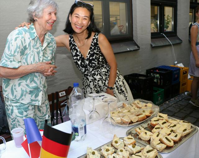Freundliche Helferinnen beim Sommerfest | Foto: Marianne Stenglein