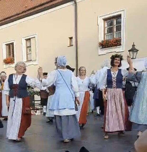 Beim offenen Tanzen, das sich zwischenzeitlich beim Altstadtfest regelmäßig auf dem Programm befindet, haben sich wieder tanzfreudige Bürgersleyt eingefunden. Diesmal wurde erstmalig vorgeprobt. Der Trachtenverein Friedberg ermöglichte es, vor der Friedberger Zeit 2 x zu proben. Es hat sich bewährt. Die Freude am Tanzen war den Beteiligten anzusehen. Die Stadtkapelle unter der Leitung von Herrn Thon gab den "Ton" an.
