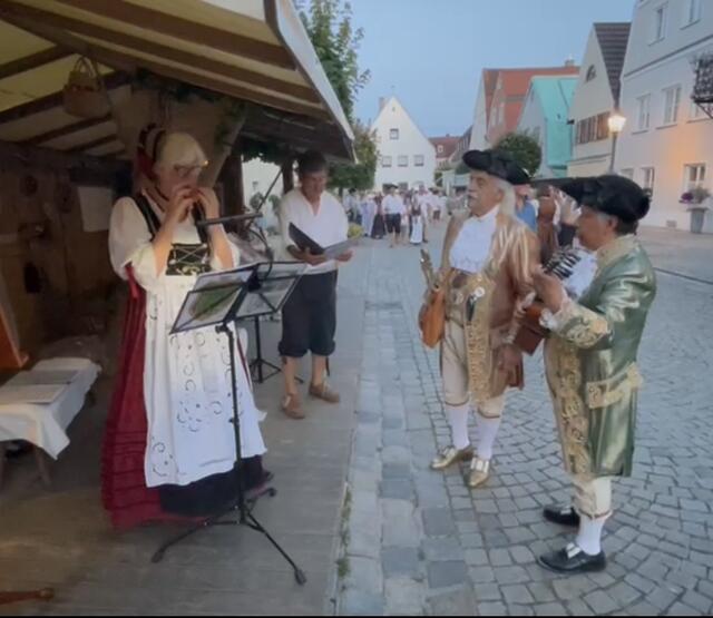 Die Gruppe "Musici Friedbergenses, " Petra Bauer, Martin Miller, Sylvia Baiter,  Josef Ditchen, erhalten Besuch von Maestro Giampiero Lucchini alias Leopold Mozart und Wolferl. Petra Bauer, Schülerin des Maestro freute sich sehr über seinen Besuch und sie nutzten die Gelegenheit ein kleines Musikstück zusammen vorzutragen. | Foto: Josef Ditchen