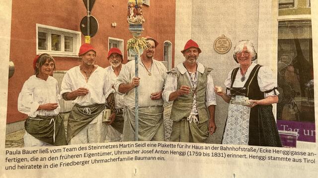 Artikel Friedberger Zeitung
Die Mannschaft mit Meister Martin Seidl und Hauseigentümerin Petra Bauer nach Anbringung der Gedenkplakette "Beim Henggi". | Foto: Ute Krogull