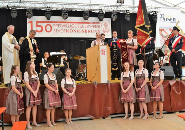 Die Festdamen überreichten ein neues Fahnenband | Foto: Anke Maresch