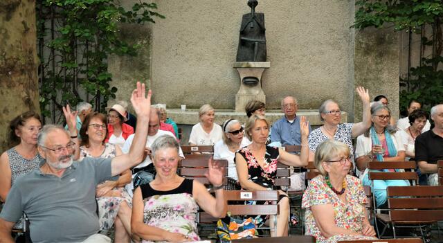 Wer die Hand hob wusste die Antwort beim Quiz | Foto: Marianne Stenglein