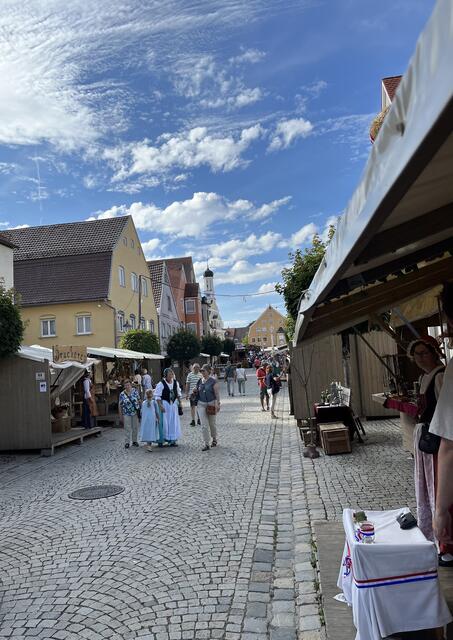 Ruhig ist es noch in Friedbergs Gassen, bevor in der Jungbräustraße das rege  Treiben beginnt zeigt sich der Himmel in den bayrischen Farben "weiß und blau". | Foto: Angela Jung
