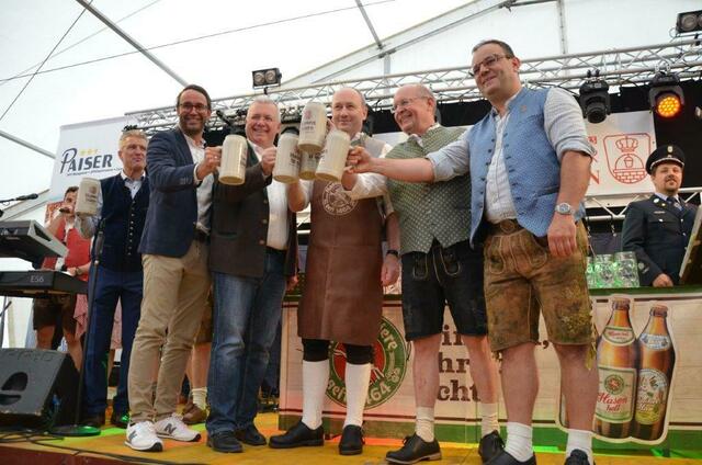 Bieranstich im Festzelt: Ein Prosit der Gemütlichkeit | Foto: Anke Maresch