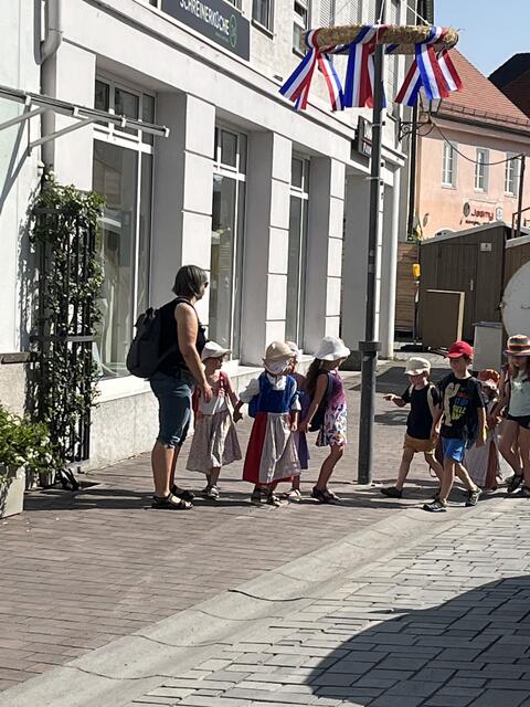 Kindergartenkinder tagsüber unterwegs, während der Friedberger Zeit. "Auf, auf!" zum Karussell.