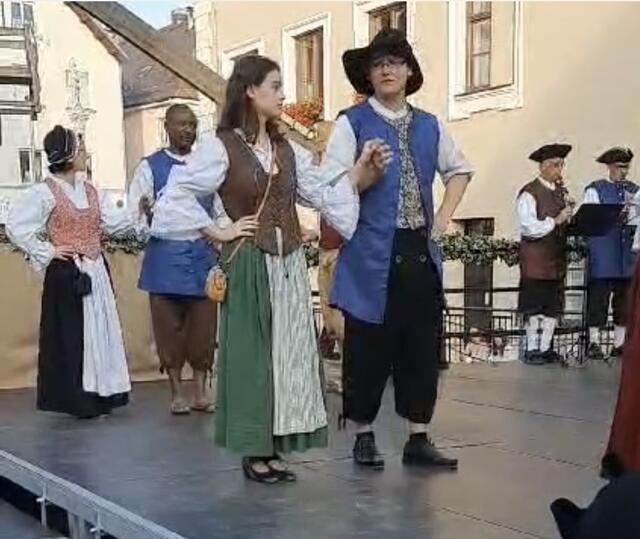 Am Abend freies Historisches Tanzen mit den Erwachsenen.
Vortanzpaar: Franzi und Jakob Mertl vom Trachtenverein Friedberg