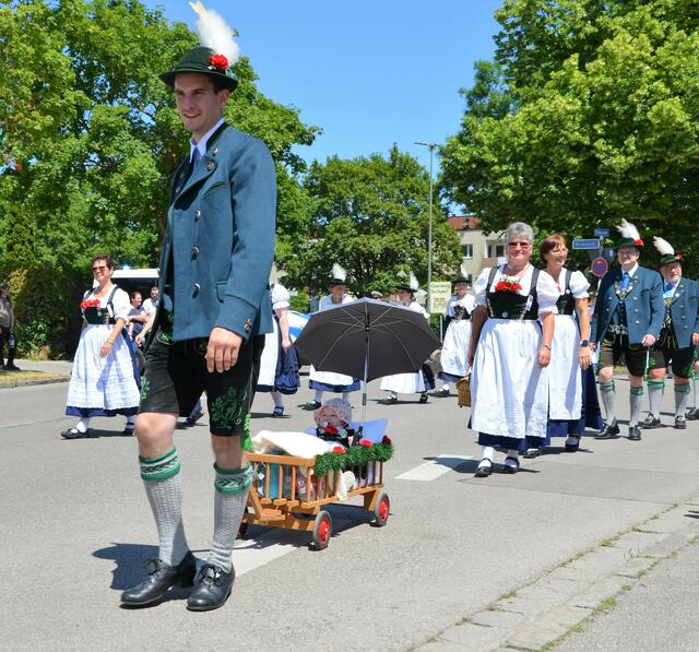 Festumzug zum Jubiläum 150 Jahre FFW Königsbrunn | Foto: Christina Feichtl